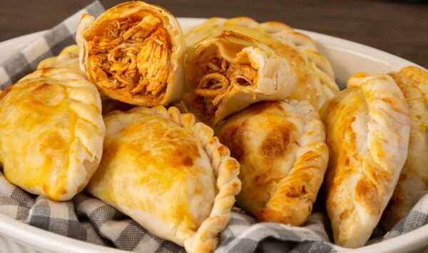 empanadas-de-pollo Empanadas de Pollo (por docena)